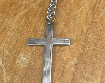 Crucifix et chaîne en argent vintage