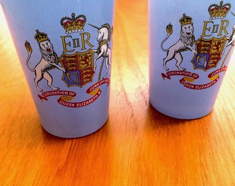 Paire de gobelets en verre bleus pour célébrer le couronnement de 1953