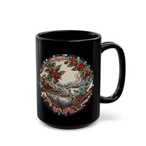 Puede incluir: Taza de café de cerámica negra con un diseño envolvente que presenta granos de café, cerezas de café rojas y tres tazas de café humeantes. El diseño está sobre un fondo claro con un borde floral y azul.