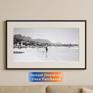 Vintage Film Print – Cifton Beach, Kapstadt mit Dog Walker in S/W | Downloadable Prints