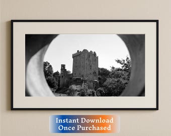 Ingelijst uitzicht op Blarney Castle – zwart-wit filmfotografie van historisch fort |Downloadbare afdrukken