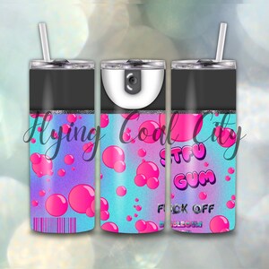 Pode incluir: Um copo de aço inoxidável com um design rosa, azul e branco com chiclete e o texto "STFU GUM" e "F*CK OFF BUBBLEGUM".