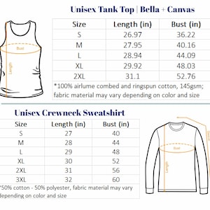 Puede incluir: Diagramas de una camiseta sin mangas y una sudadera de cuello redondo unisex con tablas de tallas. La tabla de la camiseta sin mangas enumera las tallas S-2XL con medidas de busto y largo en pulgadas. La tabla de la sudadera enumera las tallas S-3XL.