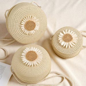 Girls Summer Straw Crossbody Bag – Cute Woven Mini Purse with Zipper, Flower Design, Kids Beach Travel Messenger Bag