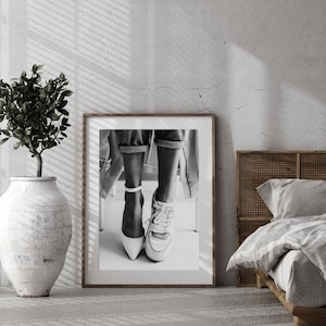 Heels und Sneakers Schwarz Weiß Wandkunst, Mode Kontrast Print, minimalistische Frau Beine Poster, gewagte feminine Dekoration, digitaler Download