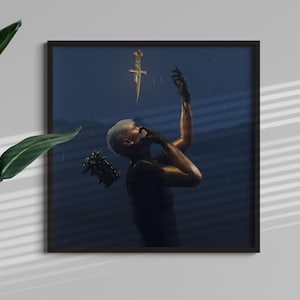 Puede incluir: Impresión artística enmarcada que muestra a una persona con los brazos levantados hacia una daga dorada. La persona tiene la piel oscura sobre un fondo azul oscuro. Un objeto puntiagudo flota cerca.