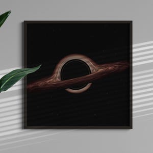 Könnte beinhalten: Gerahmter quadratischer Druck mit einer Illustration eines schwarzen Lochs. Das Kunstwerk zeigt ein dunkles, kreisförmiges Vakuum, das von einer wirbelnden, rötlich-braunen Akkretionsscheibe vor einem sternenübersäten Hintergrund umgeben ist. Der Rahmen ist dunkelbraun.