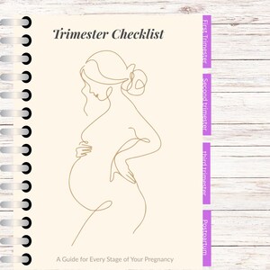 Könnte beinhalten: Ein spiralgebundenes Schwangerschafts-Checkheft mit cremefarbenem Einband. Der Einband zeigt eine Strichzeichnung einer schwangeren Person und die Worte "Trimester Checklist". Lila Registerkarten markieren die Trimester und das Wochenbett.