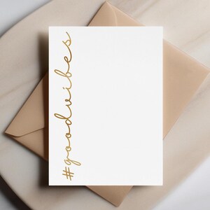 Buone vibrazioni - Biglietto d'auguri minimalista moderno con scritte dorate, hashtag sui social media #goodvibes, biglietto di energia positiva, biglietto personalizzato
