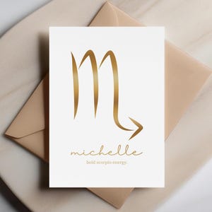 Energía audaz de Escorpio: tarjeta personalizada de cumpleaños o simplemente porque sí, tarjeta personalizada del zodiaco Escorpio, tarjeta astrológica minimalista dorada, tarjeta con tu nombre