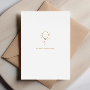 Tanto da festeggiare: biglietto di auguri in lamina d'oro radiosa con palloncino e brillantini, biglietto d'auguri minimalista, lettere dorate personalizzate