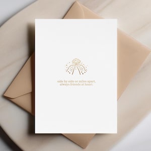 Côte à côte ou à des kilomètres l'un de l'autre, toujours amis dans l'âme : carte de l'amitié intemporelle avec illustration d'une route et d'un arbre, message personnalisable