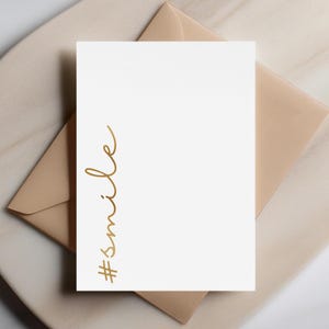 Glimlach: stuur een beetje zonneschijn, hashtag #smile, minimalistische kaart, kaart met gouden letters, cadeau grappig vriend, persoonlijk bericht, aangepaste aandenken