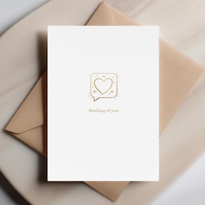 Pensando en ti: Tarjeta de amor minimalista y cálida con corazón y destellos, letras doradas, mensaje personalizable.