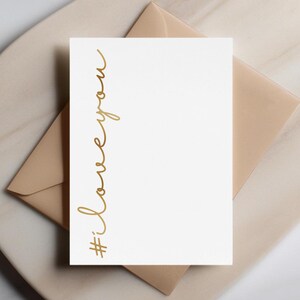 Te amo: saludo minimalista, tarjeta de felicitación con el hashtag #iloveyou, tarjeta de amor contemporánea con lámina dorada, mensaje personalizable