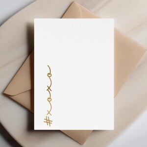 XOXO - Un abbraccio e un bacio in oro, hashtag di tendenza #xoxo, estetica minimalista, biglietto d'auguri dorato, messaggio personalizzato, regalo carino per la migliore amica