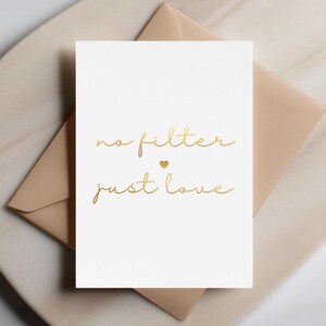 Geen filter, gewoon liefde - LGBTQ+ minimalistische goudfoliekaart, queer affirmatie, trotscadeau, inclusieve relatie, homoliefde, lesbische ondersteuning