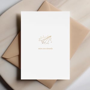 Ya te extraño: Tarjeta de despedida con un avión de papel y destellos, tarjeta de amor dorada, romance minimalista, mensaje personalizable