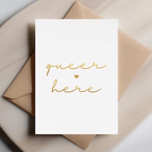 Biglietto "Queer Here" - Biglietto Pride, Supporto LGBTQ+, Biglietto Oro Minimalista, Biglietto Coming Out, Biglietto Queer Personalizzato, Regalo per il Mese dell'Orgoglio, Amore Dorato