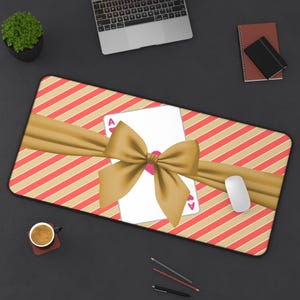 Elegante Herz Ass Schreibtischmatte | Perfekt für Gamer, Home Office Dekor, Geschenk für Kartenspieler, Stilvolles Arbeitsplatz Accessoire,