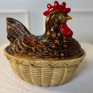Plato grande de cerámica con tapa, con forma de gallina en un nido, de estilo vintage.