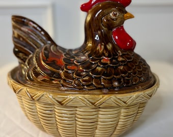 Plato grande de cerámica con tapa, con forma de gallina en un nido, de estilo vintage.