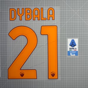 Peut inclure: Transfert thermique orange avec le nom "DYBALA" et le numéro "21" en gras avec un contour noir. Comprend un logo Serie A enilive. Le logo Roma est en bas du numéro.
