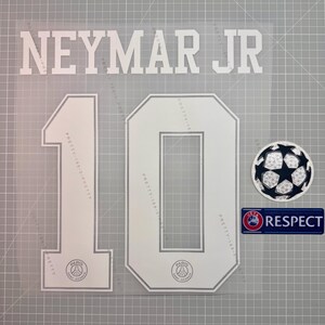 Peut inclure: Transfert thermique blanc pour maillot de foot, avec le nom "NEYMAR JR" au-dessus du numéro "10". Comprend un écusson de ballon de foot et un écusson "RESPECT" avec le logo de l'UEFA. Le numéro "10" porte le logo du Paris Saint-Germain.