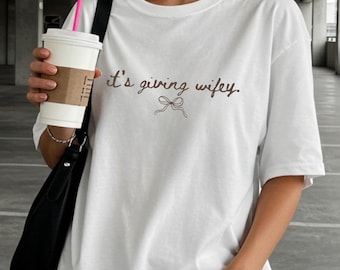 It's Giving Wifey T-shirt-Bride to Be-shirt, pasgetrouwde T-shirt, aangepast verlovingscadeau, huwelijksreisoutfit, trouwdag T-shirt, Wifey Vibes, bruid