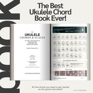 Op de afbeelding: Een open boek getiteld "The Best Ukulele Chord Book Ever!" toont akkoorddiagrammen en toonladders. Het boek bevat akkoordprogressies, een transponeringstabel en blanco akkoorddiagrammen. De tekst onderaan luidt: "All the chords you need to get started on this great instrument!"