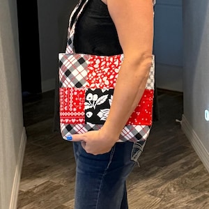 Stylish Plaid Shoulder Bag: Quilted Eco-Friendly Patchwork Purse with Floral Details