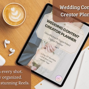 Può includere: Un planner digitale su un tablet con il testo "Wedding Content Creator Planner". Il tablet è su una superficie di legno, accanto a una tazza di caffè, auricolari wireless e una custodia di ricarica. Il planner include flussi di lavoro e liste di riprese.