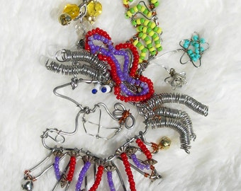 Comical Court JESTER BROOCH - wunderliche Perlen Draht Wickeln Pin mit Glocken auf