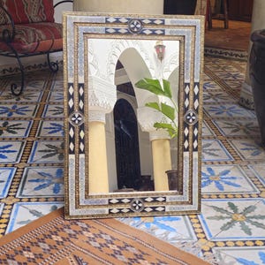 Miroir rectangulaire artisanal marocain en noir et blanc incrusté d'os