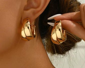 Chunky hoop earrings, gold plated, trendy style for women. Chic and elegant gift idea. Ideal for gifts for women.