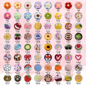 Peut inclure: Une collection de 64 &eacute;cussons crochet&eacute;s &agrave; la main, color&eacute;s et vari&eacute;s, repr&eacute;sentant des fleurs, des animaux et des aliments. Chaque &eacute;cusson est num&eacute;rot&eacute; et pr&eacute;sent&eacute; sur un fond rose, mettant en valeur la diversit&eacute; des motifs.