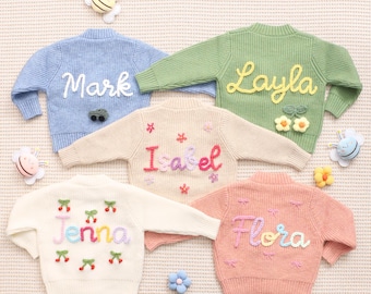Bestickte Baby-Strickjacke, gestrickte Namensjacke Mädchen, Junge personalisierte Häkeljacke, individuelles Neugeborenen Geschenk