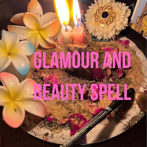 Puede incluir: Una composición iluminada con velas con el texto "Glamour and Beauty Spell". La escena incluye velas encendidas, flores artificiales, pétalos secos y un delineador de labios. La estética general sugiere un tema espiritual o ritual.