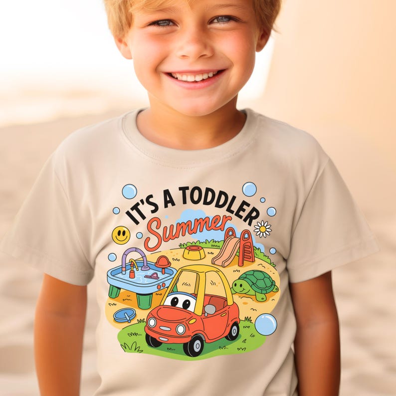 Puede incluir: Camiseta beige para ni&ntilde;os peque&ntilde;os con el texto "It's a Toddler Summer" y gr&aacute;ficos de dibujos animados. El dise&ntilde;o incluye un coche rojo, una tortuga, un tobog&aacute;n y una mesa de agua, con burbujas, una margarita y una cara sonriente.