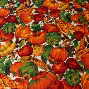 Peut inclure: Tissu avec un motif de récolte d'automne coloré. Le motif présente des citrouilles, du maïs, des tomates et des artichauts dans des tons orange, rouge, jaune et vert, sur fond blanc. Le tissu est probablement en coton ou similaire.