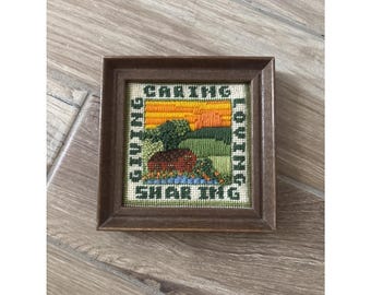 VTG Gesticktes Bauernhaus Erntezeit Bauernhof Barn Crewel Handarbeit 16.25"