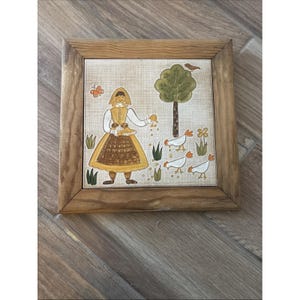Piastrella in ceramica vintage Siena realizzata in Italia, arte contadina in ceramica, raffigurante una gallina incorniciata.