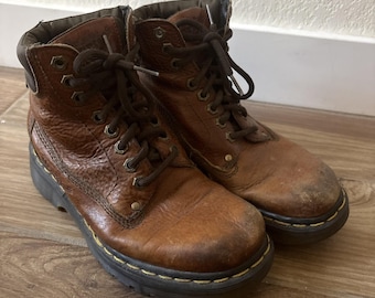 Botas de trabajo Dr. Martens 8A24 de cuero marrón, vintage, fabricadas en Inglaterra, talla 5.