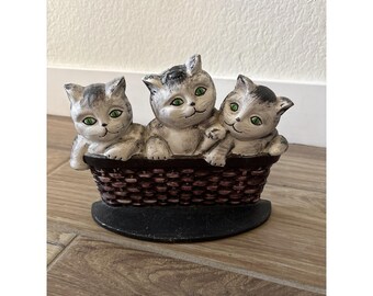 Tope de puerta de hierro fundido con diseño de gato, gatitos y gatos en una cesta. Peso: 8" x 7".