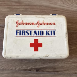Vtg Johnson & Johnson Plastic Auto Travel First Aid kit empty case