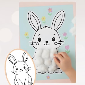 Könnte beinhalten: Eine weiße Keramik-Tasse mit schwarzem Henkel und dem Text "But First, Coffee" in schwarzer, handschriftlicher Schrift. Die Tasse steht auf einer weißen Oberfläche.