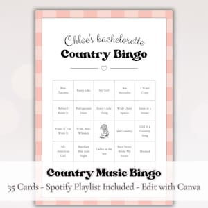 以下が含まれることがあります： 上部に「Chloe's bachelorette Country Bingo」と書かれたピンクと白のギンガムチェックのビンゴカード。カードには、カントリーミュージックをテーマにしたフレーズのビンゴマスがグリッド状に表示されています。カードの下部には「Country Music Bingo」と書かれています。