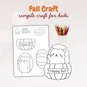 Op de afbeelding: Een printbaar knutselblad met een egel- en pompoenontwerp met de teksten Fall Craft, simple craft for kids, Kids Craft en Happy fall! Een afgewerkte papieren egel in een pompoen en een beker met kleurpotloden zijn afgebeeld.