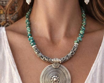 Collar llamativo de turquesa con colgante de filigrana de plata y pendientes colgantes a juego.