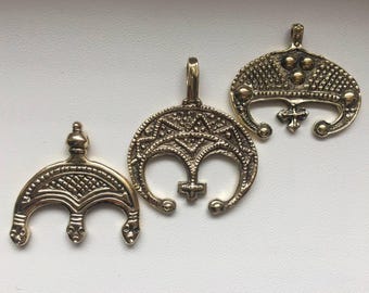 Slavische lunula-hangers in messing - Historische replica van middeleeuwse heilige maansieraden